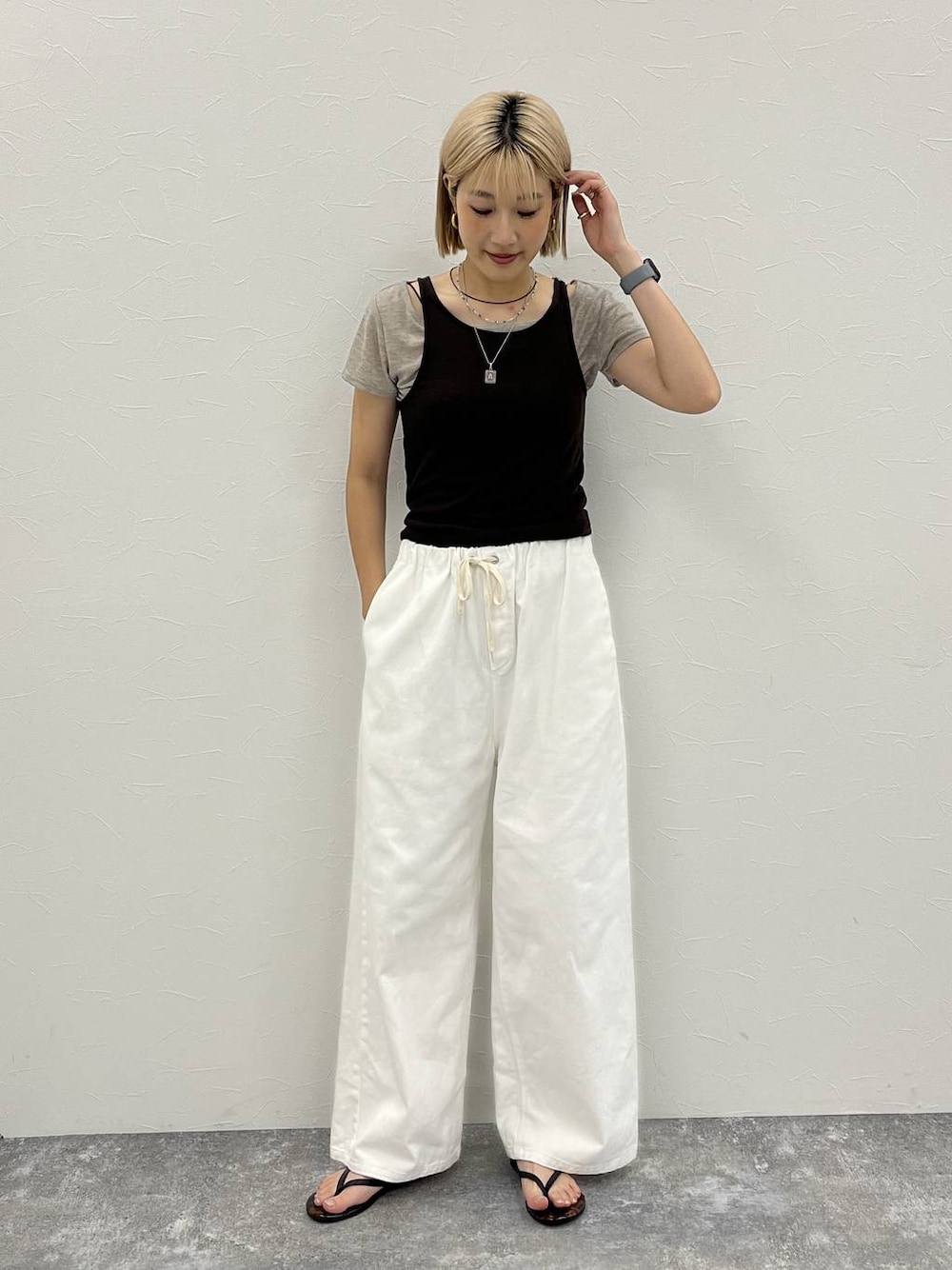 ホワイト系のデニムパンツ、ブラウン系のTシャツ/カットソーを着用したレディースの夏コーディネートの1枚目の写真