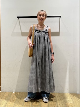 「BAYFLOW（ベイフロー）のチェックキャミワンピース（ワンピース、グレー系）」を使った、てぃーさん（レディース・169cm）の夏コーディネート