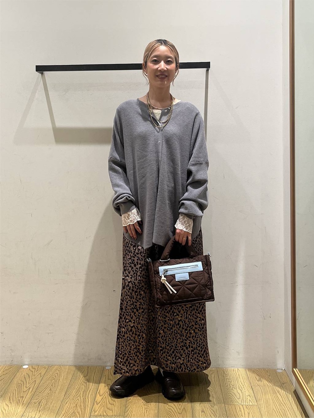 ブラウン系のスニーカー、ホワイト系のTシャツ/カットソー、その他のスカートを着用したレディースの秋コーディネートの1枚目の写真