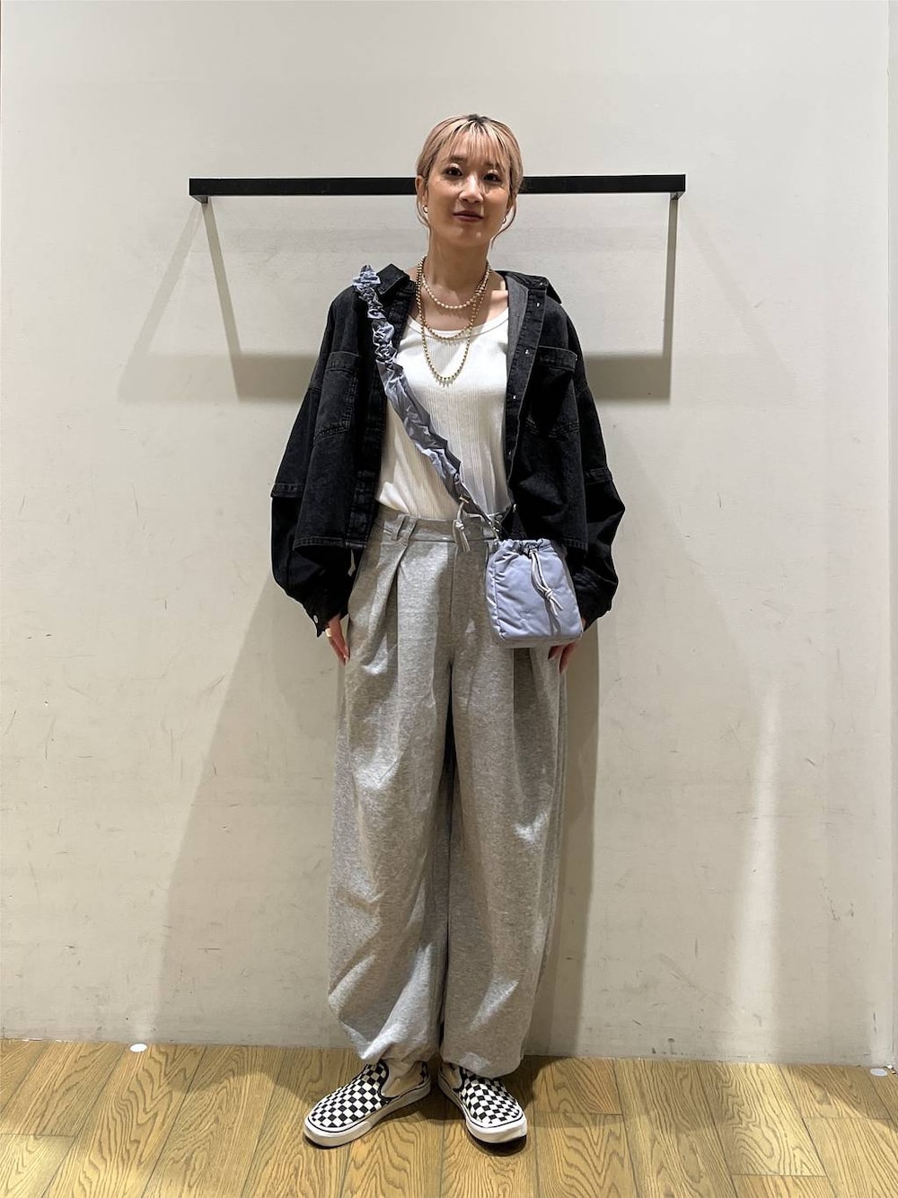 グレー系のスウェットパンツ、ブラック系のシャツ/ブラウス、ホワイト系のタンクトップを着用したレディースの夏コーディネートの1枚目の写真