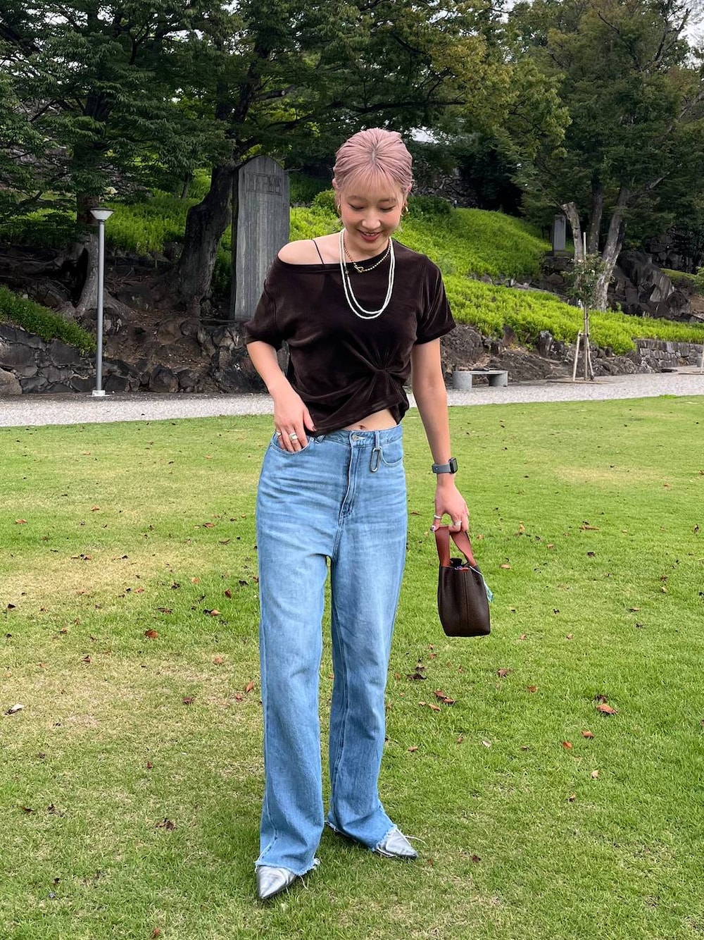 ブルー系のデニムパンツ、ブラウン系のTシャツ/カットソー、ブラック系のブラジャーを着用したレディースの夏コーディネートの1枚目の写真