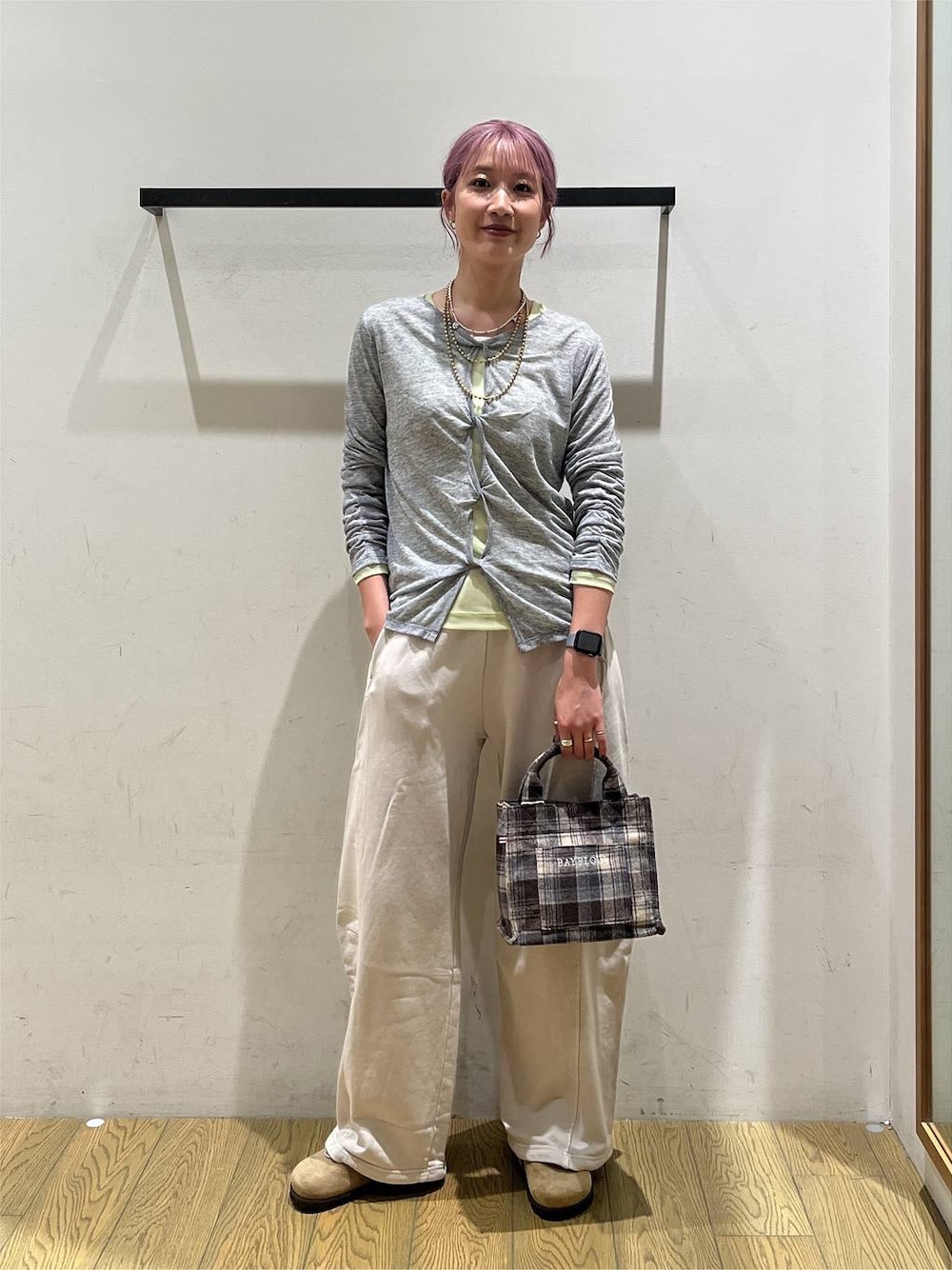 ベージュ系のその他シューズ、ブラウン系のトートバッグ、グレー系のTシャツ/カットソーを着用したレディースの夏コーディネートの1枚目の写真