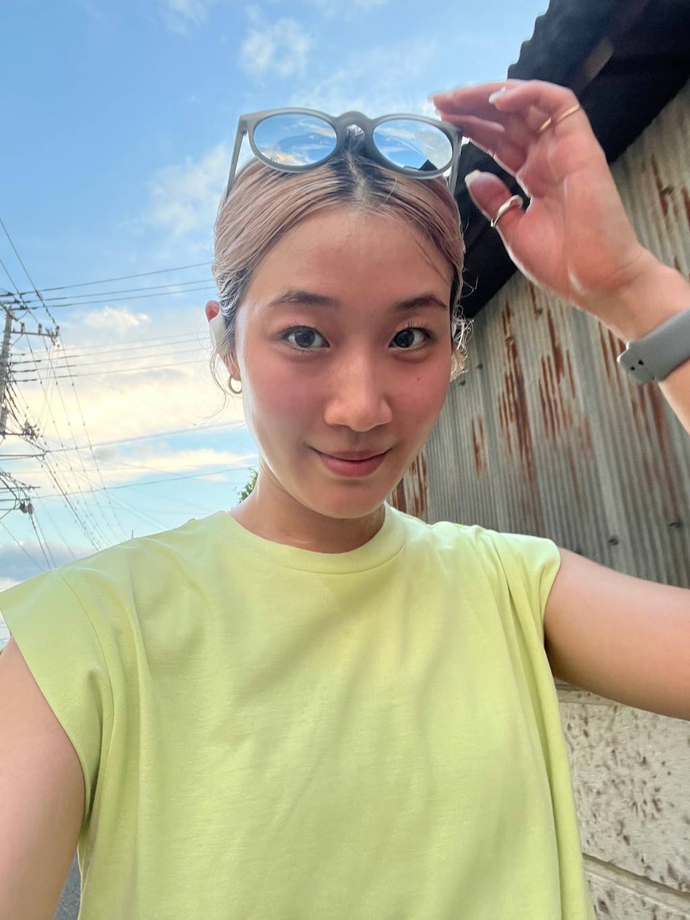 ベージュ系のTシャツ/カットソーを着用したレディースの夏コーディネートの1枚目の写真