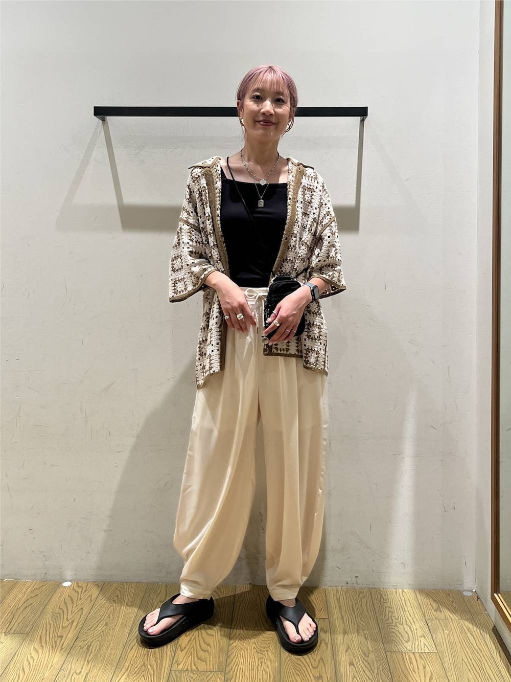ベージュ系のシャツ/ブラウス、ベージュ系のその他パンツ、ブラック系のショルダーバッグを着用したレディースの夏コーディネートの1枚目の写真