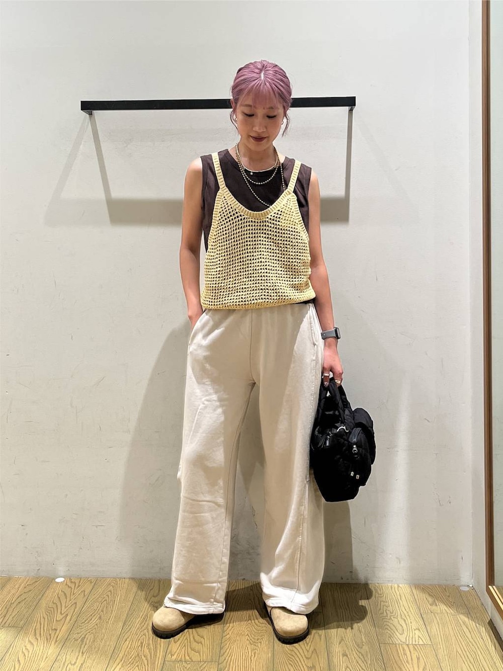 ベージュ系のその他シューズ、ブラック系のハンドバッグ、ブラウン系のTシャツ/カットソーを着用したレディースの夏コーディネートの1枚目の写真
