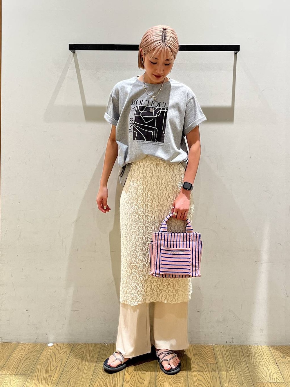 ホワイト系のその他パンツ、ピンク系のトートバッグ、グレー系のTシャツ/カットソーを着用したレディースの夏コーディネートの1枚目の写真