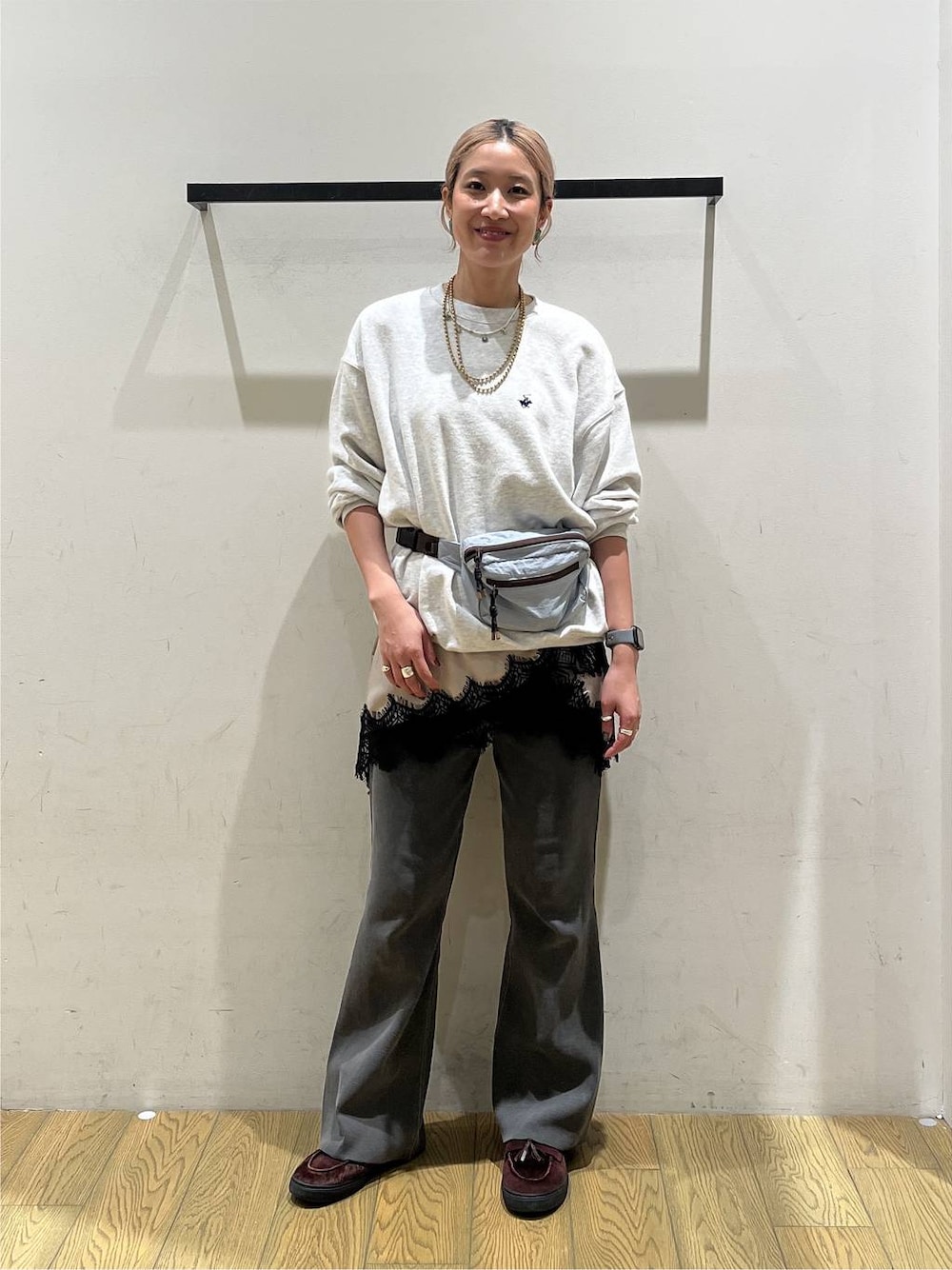 ブルー系のショルダーバッグ、グレー系のその他パンツ、グレー系のスウェットを着用したレディースの秋コーディネートの1枚目の写真