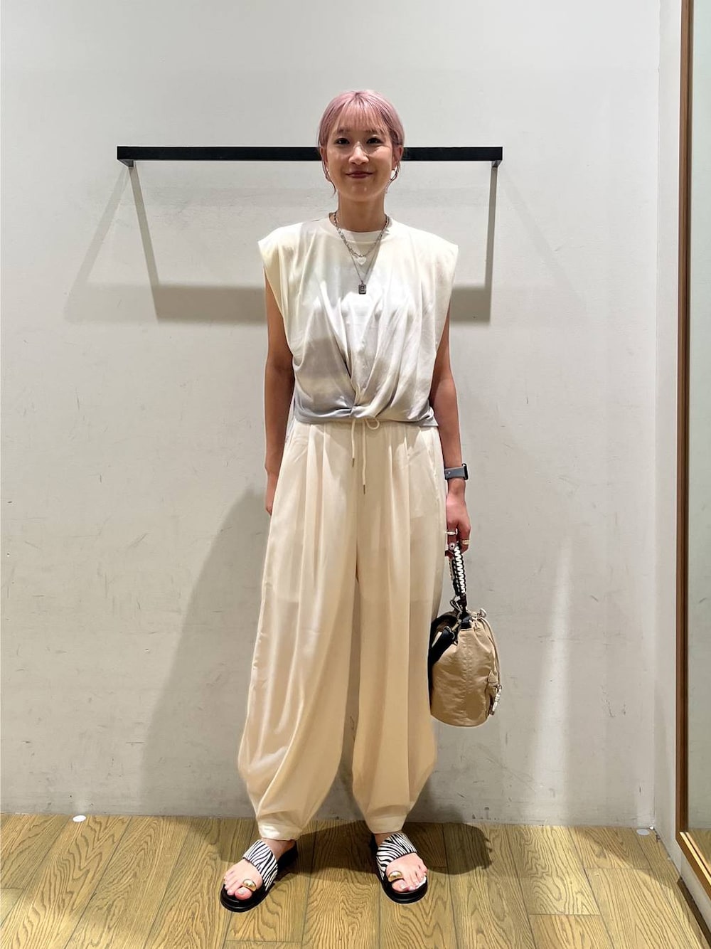 ベージュ系のその他パンツ、その他のTシャツ/カットソー、ベージュ系のショルダーバッグを着用したレディースの夏コーディネートの1枚目の写真