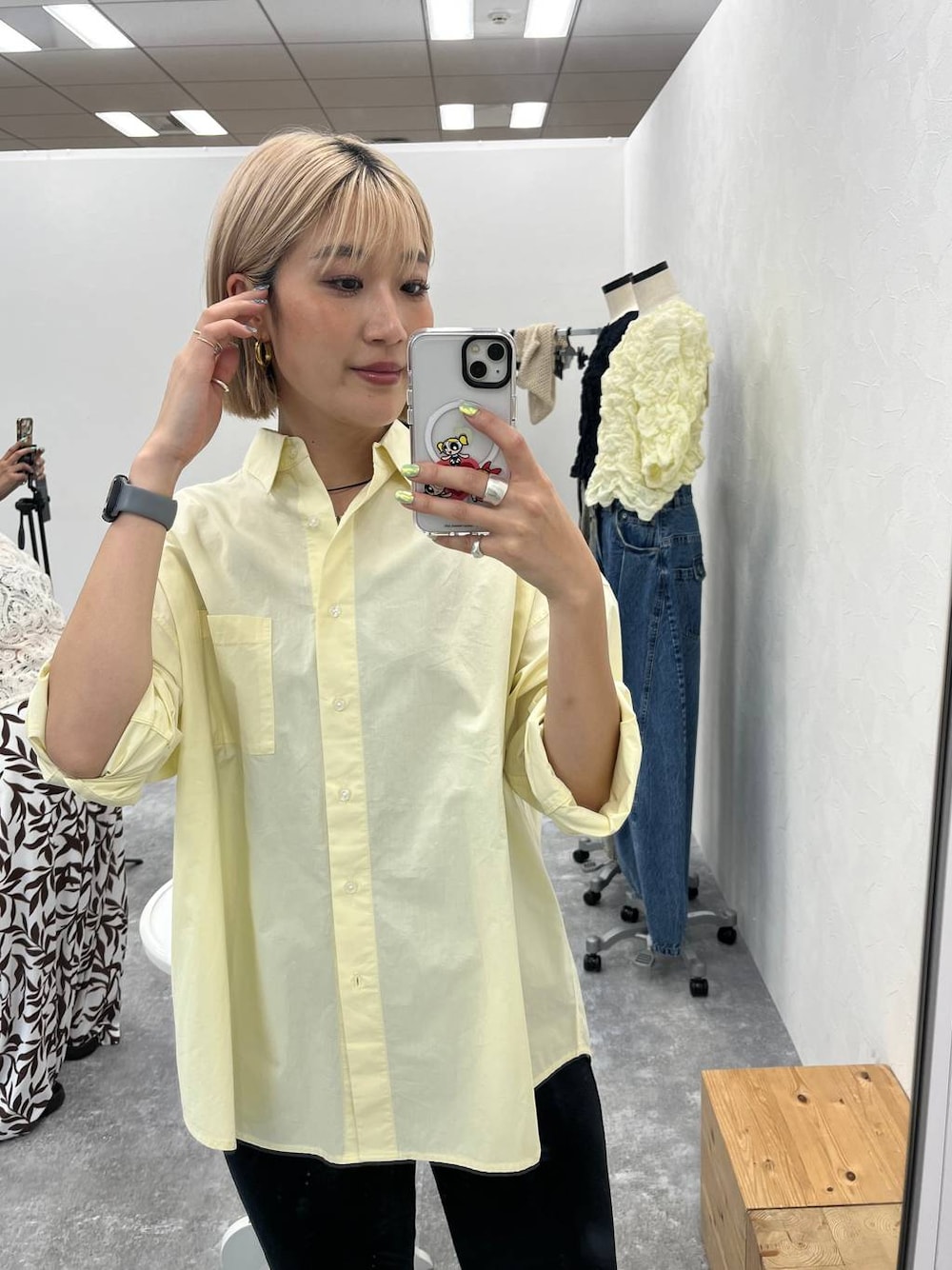 イエロー系のシャツ/ブラウス、ブラック系のその他パンツを着用したレディースの夏コーディネートの1枚目の写真
