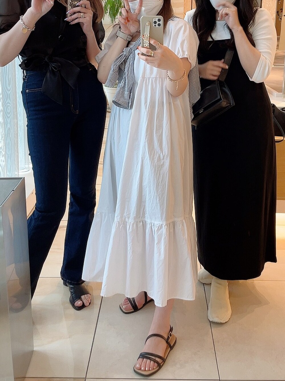 「シャツワンピース、H&M、白、シンプルコーデ、シャツスタイル、肩掛けカーデ、ワンピース、夏コーデ、サンダル、低身長コーデ」｜「H&Mのアイテム（シャツワンピース、ホワイト系）」を使った、𝓼𝓱𝓲𝓸さん（レディース・157cm）の夏コーディネートの1枚目の写真