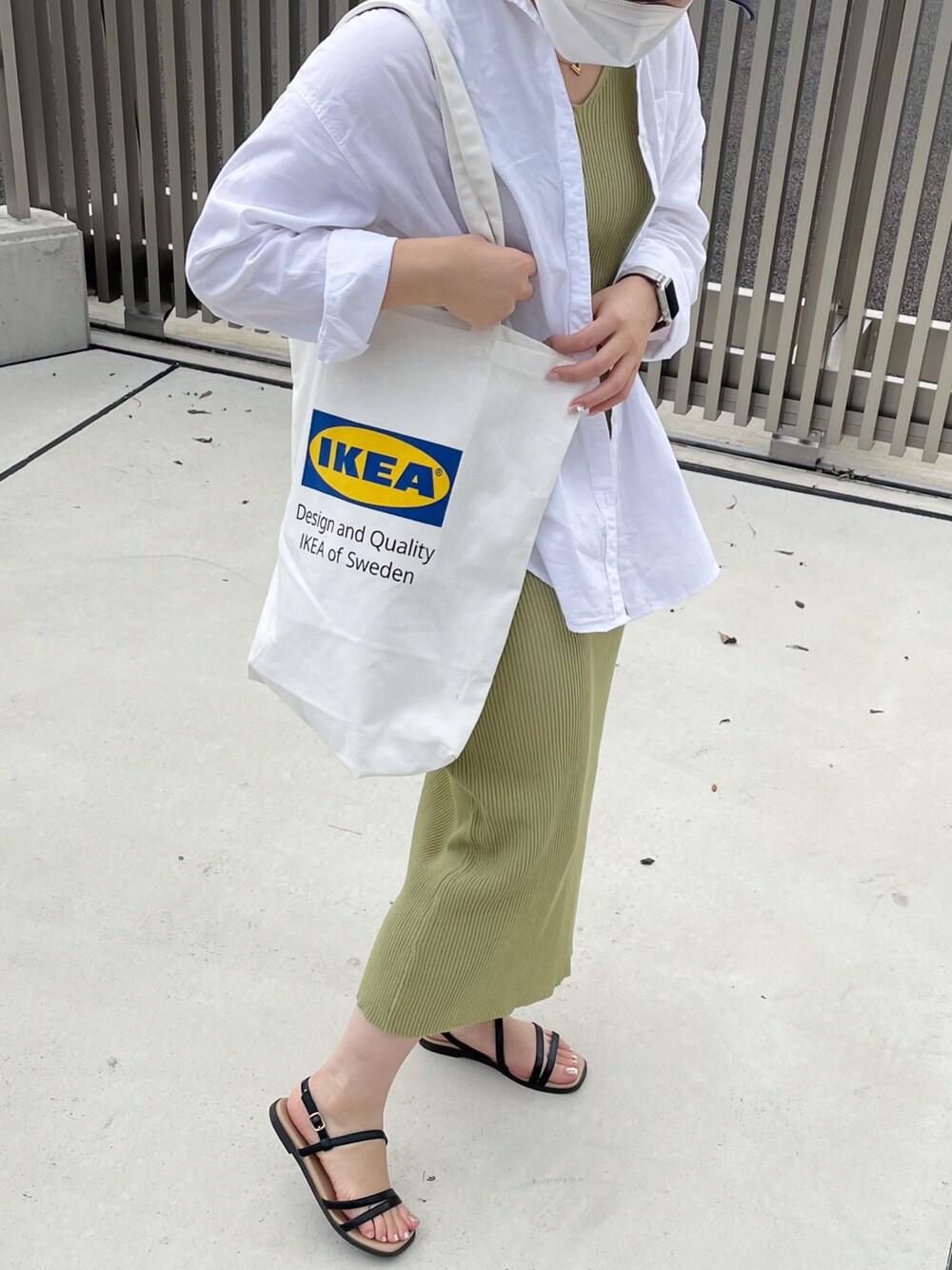 「シャツスタイル、白シャツ、白、ホワイト、ライトグリーン、カーキ、ワンピース、UNIQLO、AZUL by moussy、サンダル、今日のコーデ、シンプル、IKEA」｜「AMERICAN HOLICのナローストラップサンダル（サンダル、ブラック系）」を使った、𝓼𝓱𝓲𝓸さん（レディース・157cm）の夏コーディネートの1枚目の写真