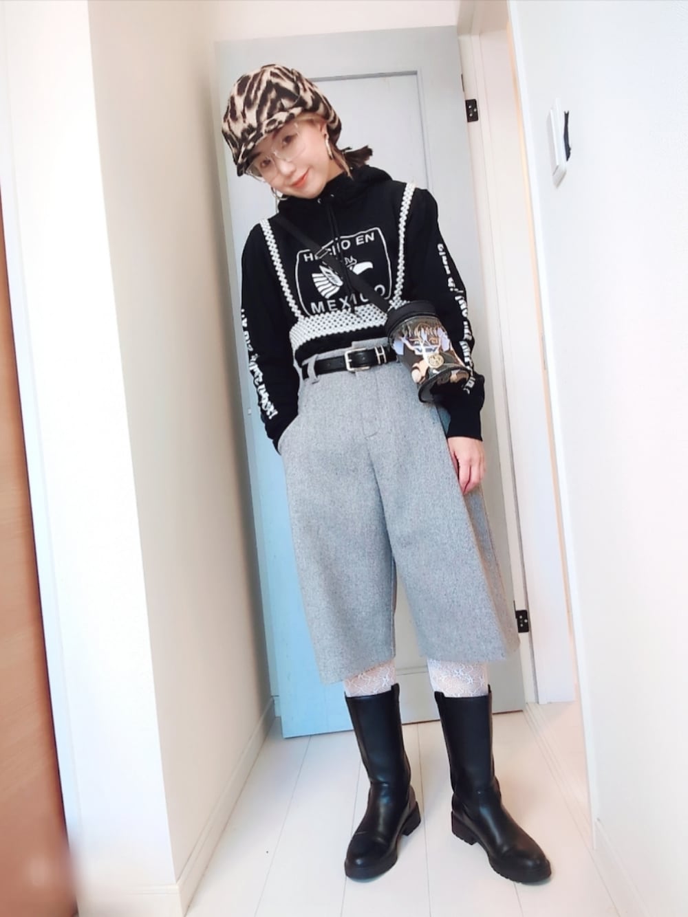 ブラック系のパーカー、グレー系のその他パンツ、ベージュ系のキャップを着用したレディースの春コーディネートの1枚目の写真