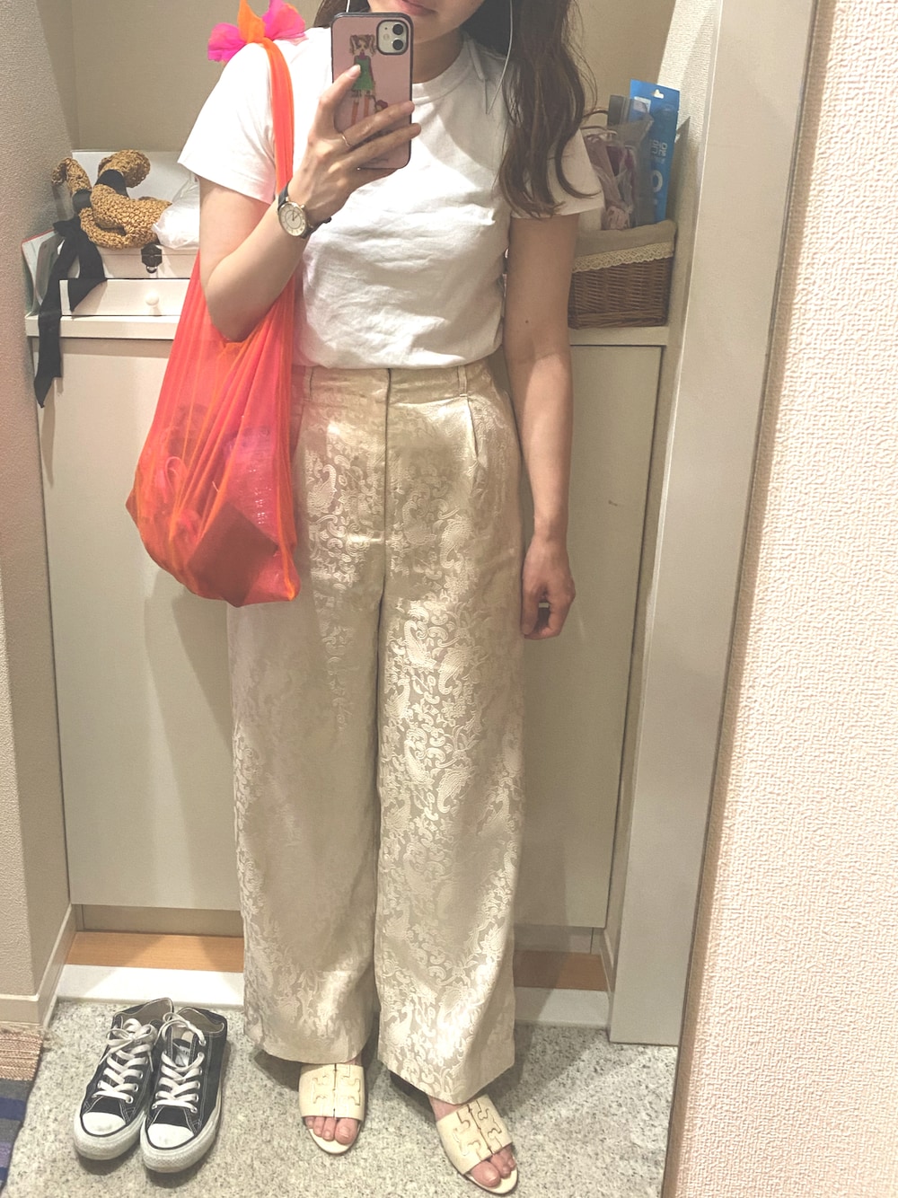 「オールホワイト、ホワイト、UNIQLO、白Tシャツ、サテンパンツ、メッシュバッグ、3色コーデ」｜「UNIQLOのクルーネックT（半袖）（Tシャツ/カットソー、ホワイト系）」を使った、m.さん（レディース・161cm）の夏コーディネートの1枚目の写真