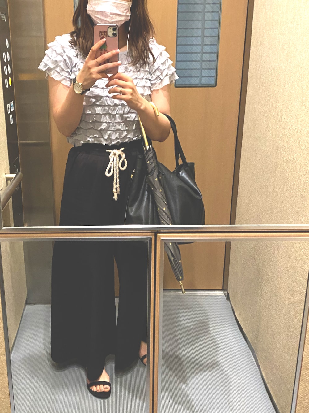 「3色コーデ、ストラップサンダル、Tシャツ」｜「SEE BY CHLOEのHARRIET　ハリエット　ミディアムホーボー（ショルダーバッグ、ブラック系）」を使った、m.さん（レディース・161cm）の夏コーディネートの1枚目の写真