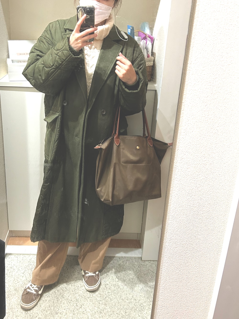 「UNIQLO、タックワイドパンツ、スニーカー、3色コーデ、ニット」｜「jouetieのキルティングスイッチコート（チェスターコート、グリーン系）」を使った、m.さん（レディース・161cm）の春コーディネートの1枚目の写真
