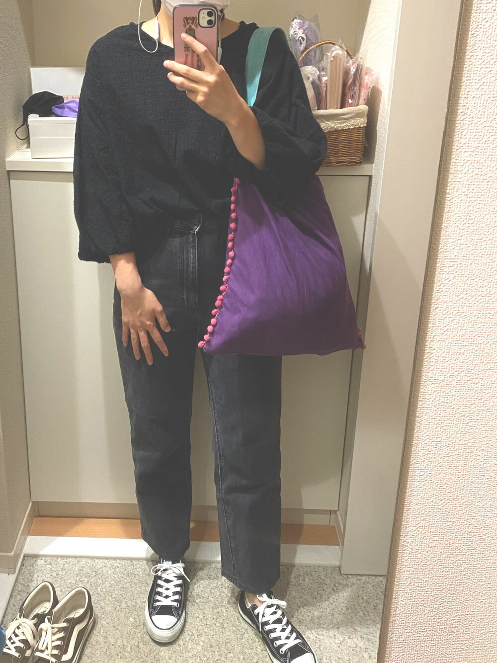 ブラック系のシャツ/ブラウス、ブラック系のスニーカーを着用したレディースの秋コーディネートの1枚目の写真