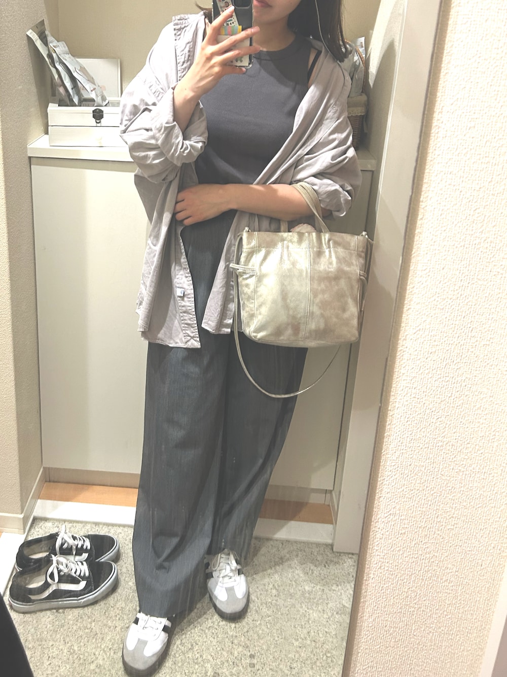 「GU、UNIQLO、スラックス、タックワイドパンツ、スニーカー、シャツスタイル、古着MIX、古着、メタリック、3色コーデ」｜「GUのアイテム（タンクトップ、グレー系）」を使った、m.さん（レディース・161cm）の夏コーディネートの1枚目の写真