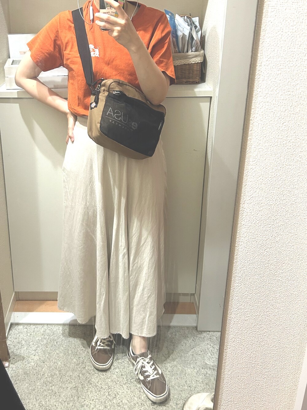 「カラーTシャツ、ロングスカート、スニーカー、3色コーデ」｜「DickiesのDickies<ディッキーズ>miniショルダーＢＡＧ（ショルダーバッグ、ベージュ系）」を使った、m.さん（レディース・161cm）の夏コーディネートの1枚目の写真