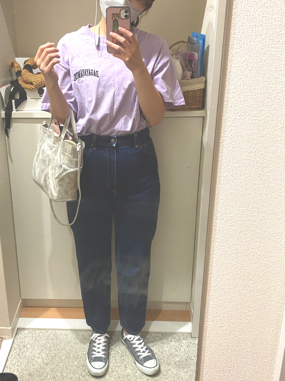 グレー系のスニーカー、シルバー系のショルダーバッグを着用したレディースの夏コーディネートの1枚目の写真