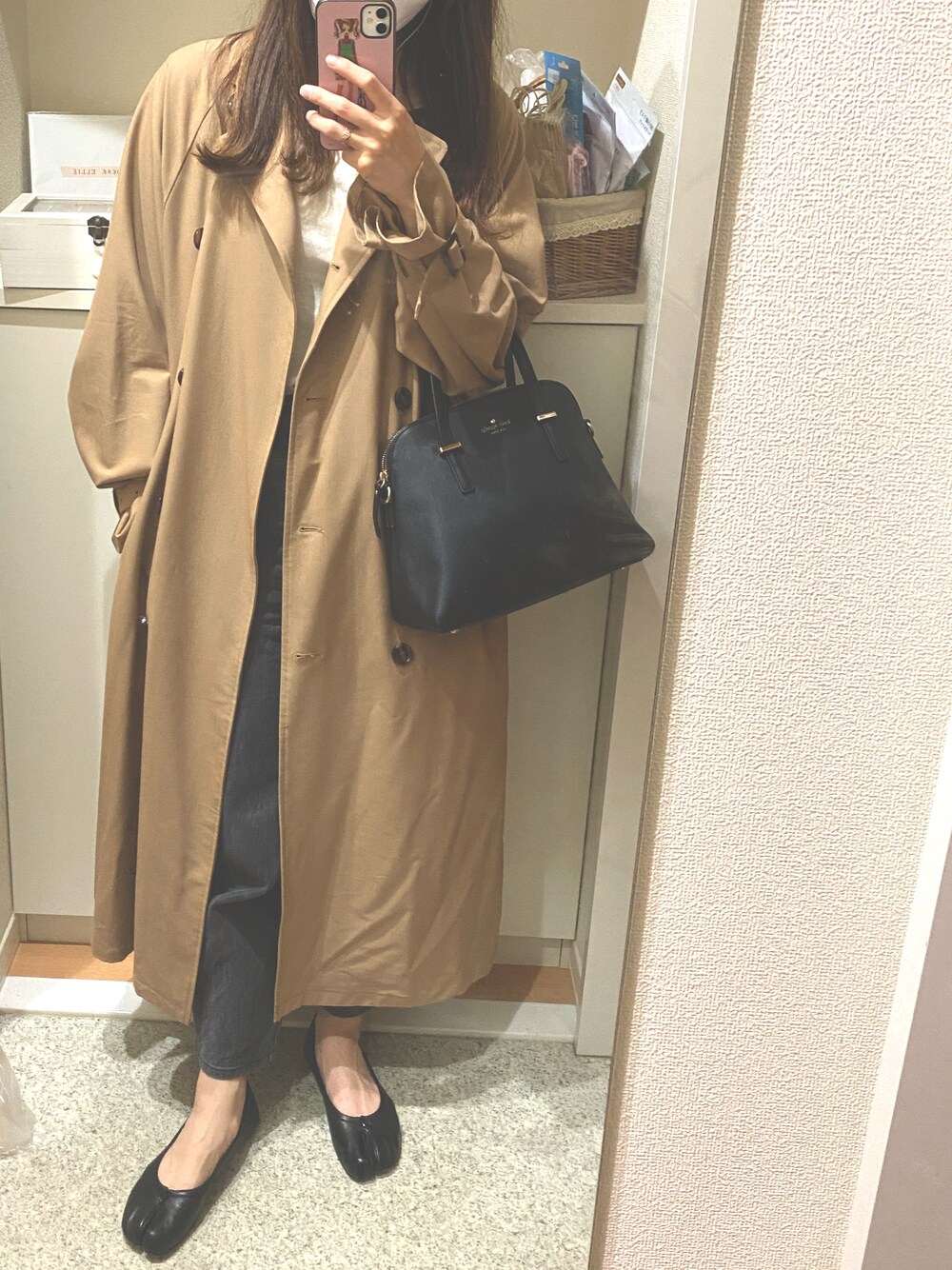 「トレンチコート、足袋バレエ、GU、ハイウエストストレートジーンズ、ブラックデニム、3色コーデ、デニム、シアートップス」｜「kate spade new yorkのCEDAR STREET MAISE（ショルダーバッグ、ブラック系）」を使った、m.さん（レディース・161cm）の冬コーディネートの1枚目の写真
