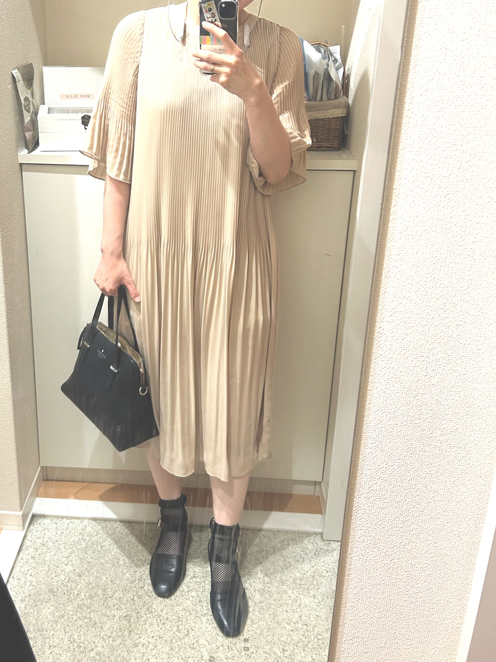 「ワンピース、プリーツ、レース、3色コーデ」｜「ORiental TRafficの春夏★セパレートミドルヒールパンプス★7331（パンプス、ブラック系）」を使った、m.さん（レディース・161cm）の夏コーディネートの1枚目の写真
