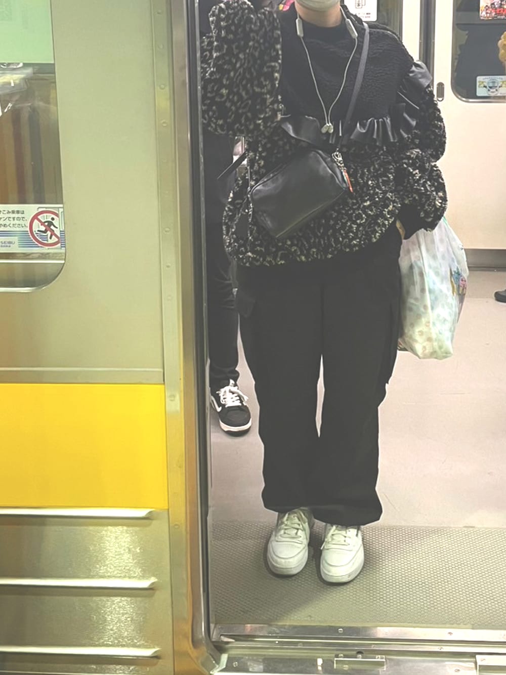 「FICTION TOKYO、レオパード、カーゴパンツ、GU、白スニーカー、reebok、モノトーン、3色コーデ」｜「agnes b.のNS03-03 エンボスロゴショルダーバッグ（ショルダーバッグ、ブラック系）」を使った、m.さん（レディース・161cm）の夏コーディネートの1枚目の写真