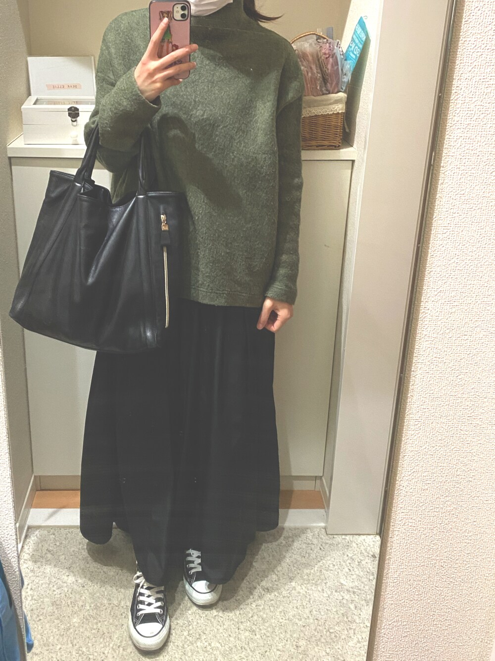グリーン系のニット/セーター、ブラック系のスニーカー、ブラック系のショルダーバッグを着用したレディースの春コーディネートの1枚目の写真