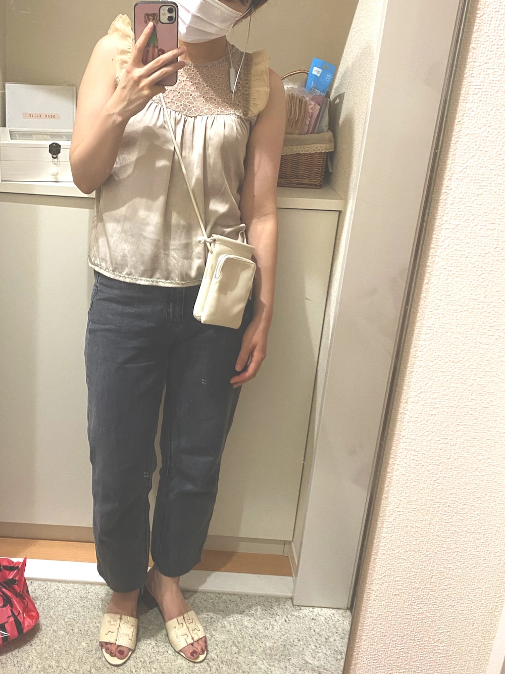 「GU、デニム、ブラックデニム、ハイウエストストレートジーンズ、3色コーデ、トリーバーチ、Tory Burch」｜「KastaneのBBコラボ モバイルポーチ（ショルダーバッグ、ホワイト系）」を使った、m.さん（レディース・161cm）の秋コーディネートの1枚目の写真