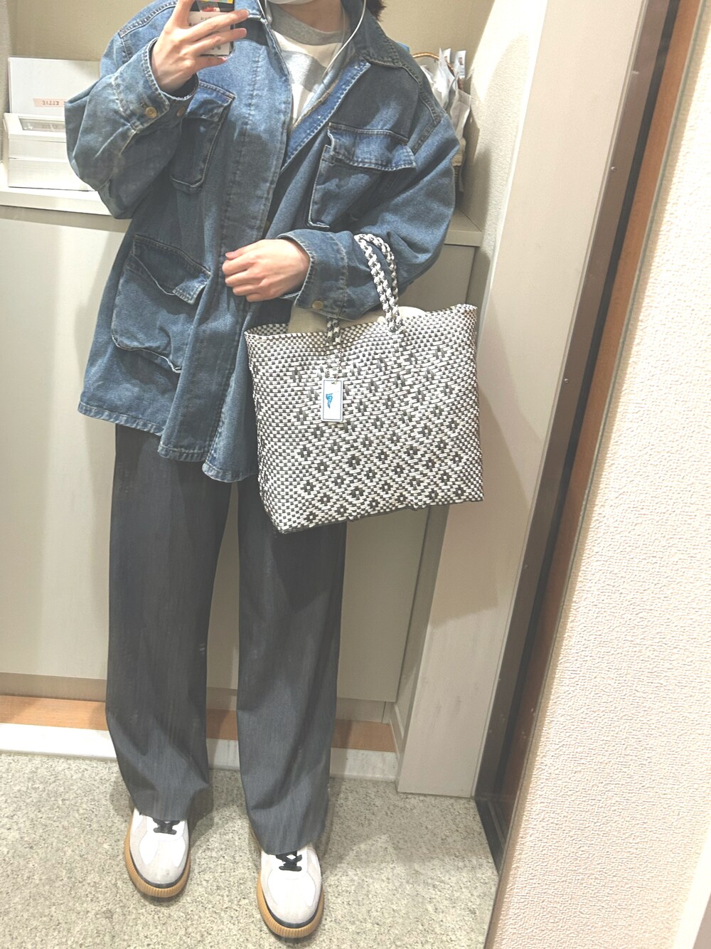 「デニムジャケット、スラックス、タックワイドパンツ、厚底シューズ、メルカドバッグ、3色コーデ、ボーダー」｜「forksy.の【forksy.】オーバーサイズボリュームスリーブデニムファティーグ ジャケット（デニムジャケット、ブルー系）」を使った、m.さん（レディース・161cm）の夏コーディネートの1枚目の写真