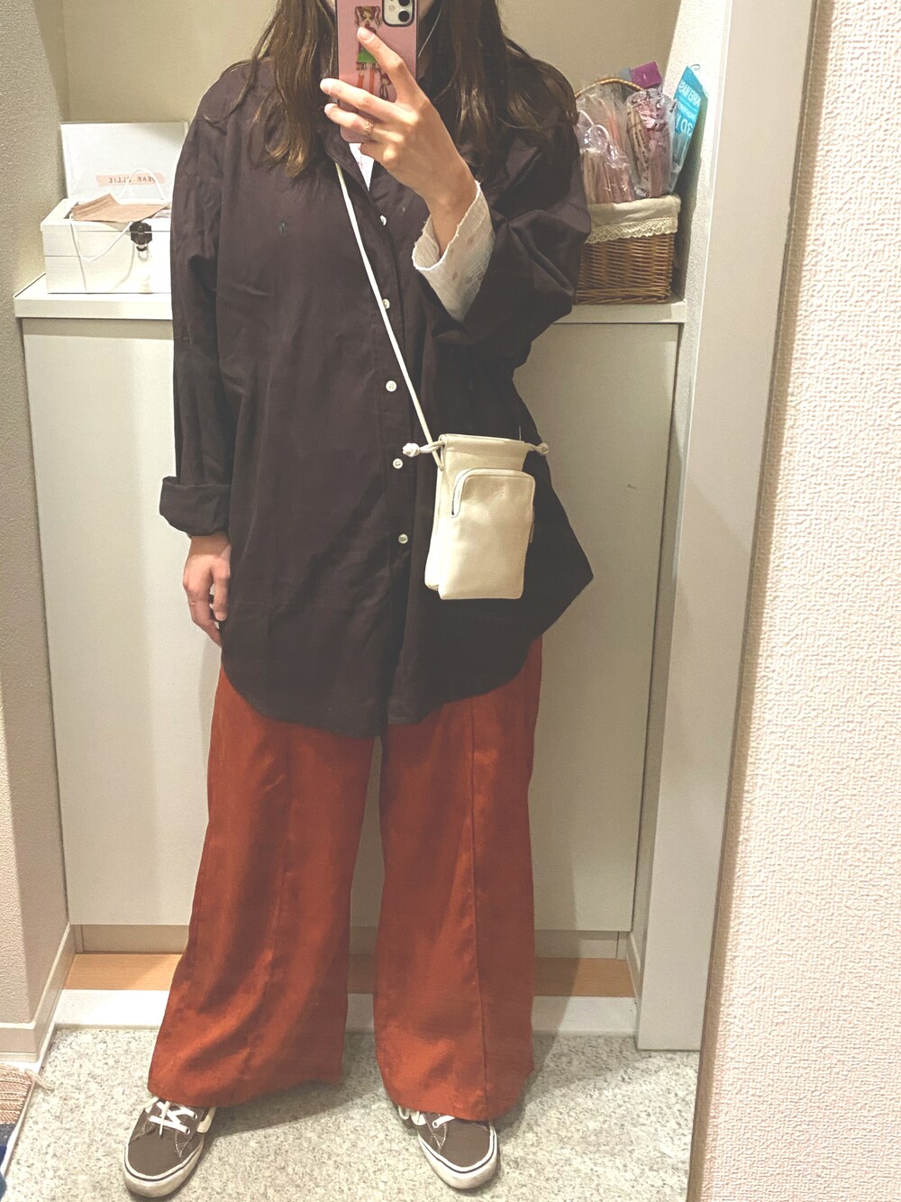 「サテンパンツ、スニーカー、VANS、カラーパンツ、古着、シャツスタイル、同系色コーデ、ワントーンコーデ、3色コーデ」｜「KastaneのBBコラボ モバイルポーチ（ショルダーバッグ、ホワイト系）」を使った、m.さん（レディース・161cm）の春コーディネートの1枚目の写真