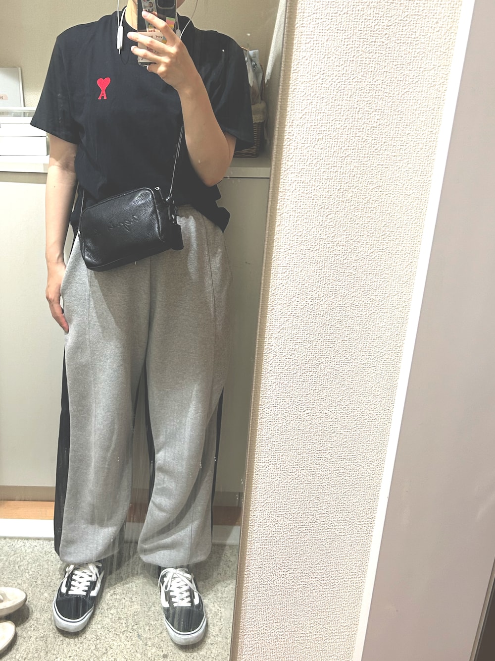 「ロゴT、スウェット、スニーカー、スウェットパンツ、3色コーデ」｜「AMI Alexandre Mattiussiのアイテム（Tシャツ/カットソー、ブラック系）」を使った、m.さん（レディース・161cm）の夏コーディネートの1枚目の写真