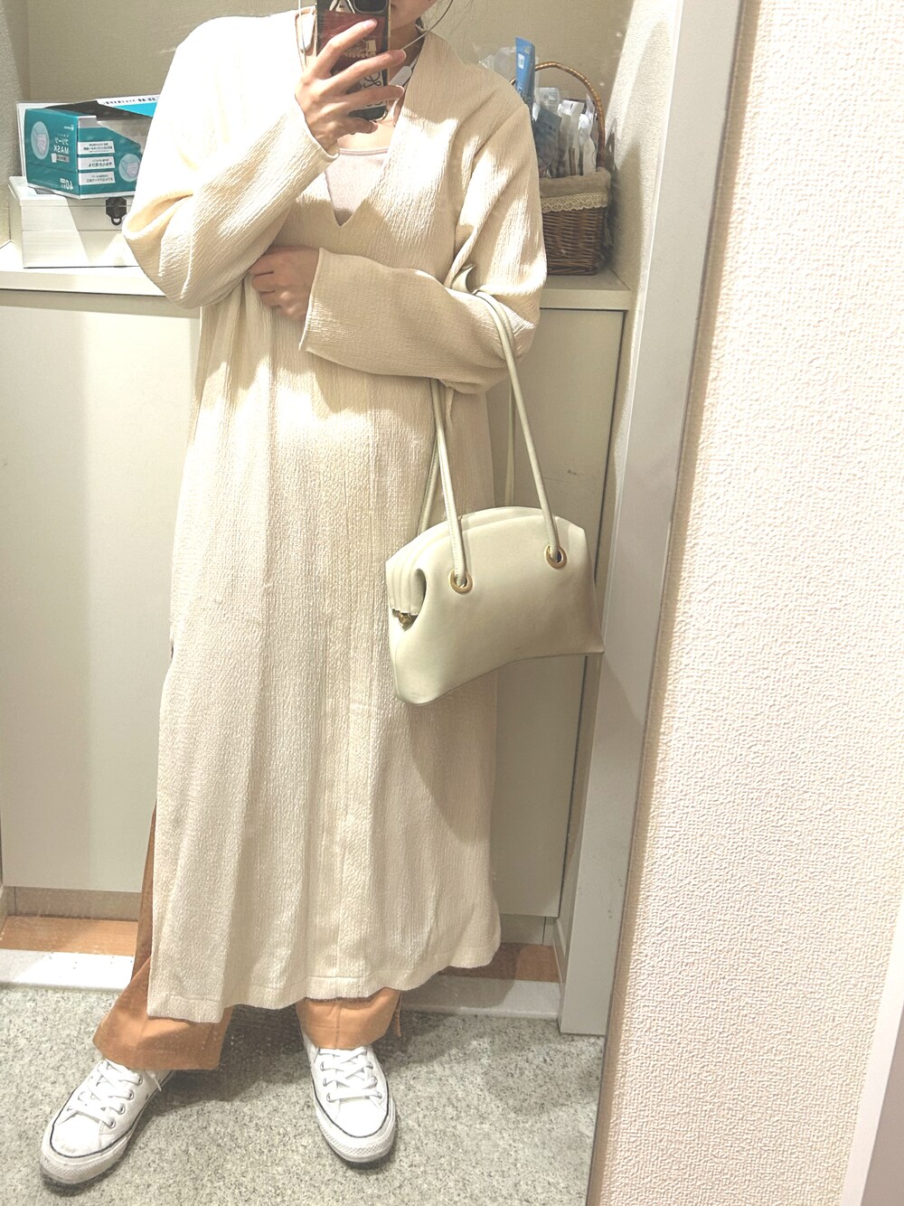 「ワンピース、ワントーンコーデ、サテンパンツ、ZARA、osoi、スニーカー、コンバース、チャックテイラー、3色コーデ」｜「OSOIのアイテム（ハンドバッグ、ホワイト系）」を使った、m.さん（レディース・161cm）の秋コーディネートの1枚目の写真