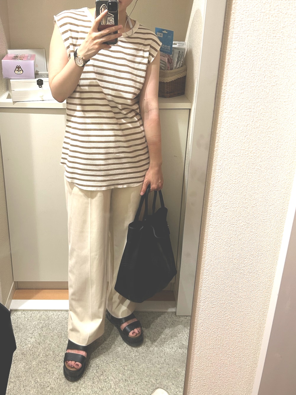 「ボーター、UNIQLO、タックワイドパンツ、スラックス、ワントーンコーデ、3色コーデ、ワッフル」｜「SEE BY CHLOEのHARRIET　ハリエット　ミディアムホーボー（ショルダーバッグ、ブラック系）」を使った、m.さん（レディース・161cm）の秋コーディネートの1枚目の写真