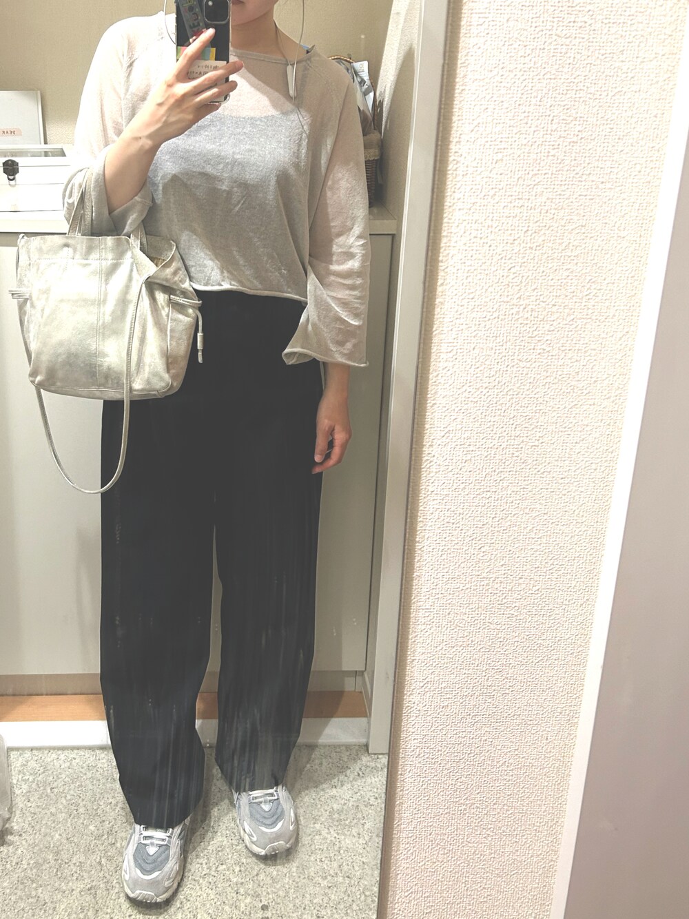 「メッシュ、スラックス、タックワイドパンツ、スニーカー、メタリック」｜「mysticのROROLレザーミニ巾着ショルダー（ショルダーバッグ、シルバー系）」を使った、m.さん（レディース・161cm）の夏コーディネートの1枚目の写真
