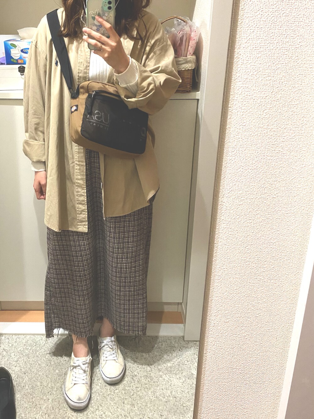 「古着、リメイク、チェック、ロングスカート、チェックスカート、ワントーンコーデ、VANS、3色コーデ」｜「Chicoのトタンテレコ長袖P/O（Tシャツ/カットソー、ホワイト系）」を使った、m.さん（レディース・161cm）の秋コーディネートの1枚目の写真
