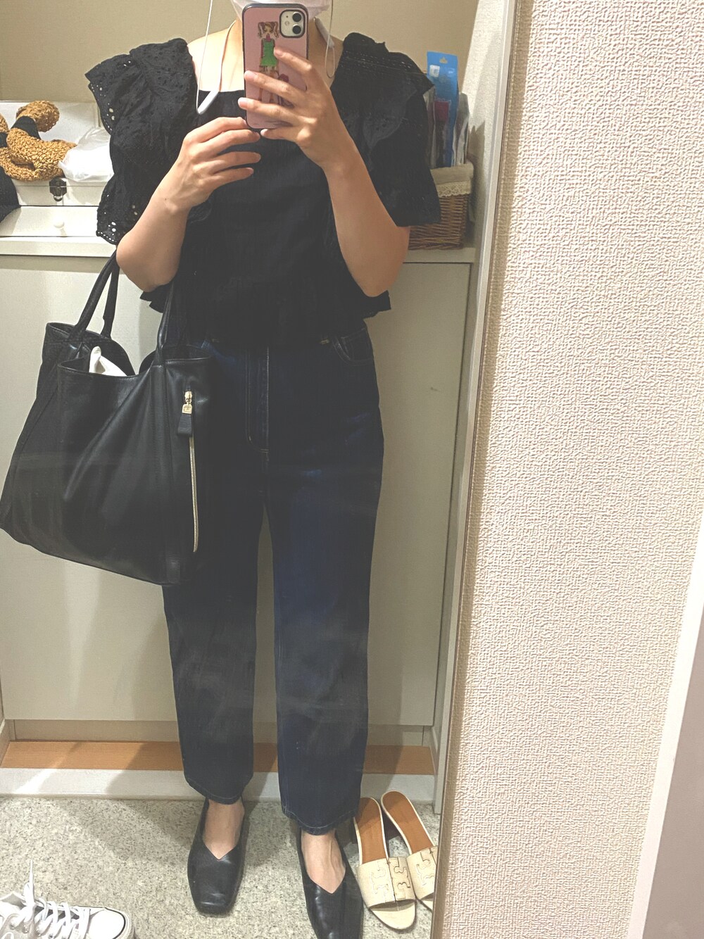 ブラック系のショルダーバッグを着用したレディースの夏コーディネートの1枚目の写真