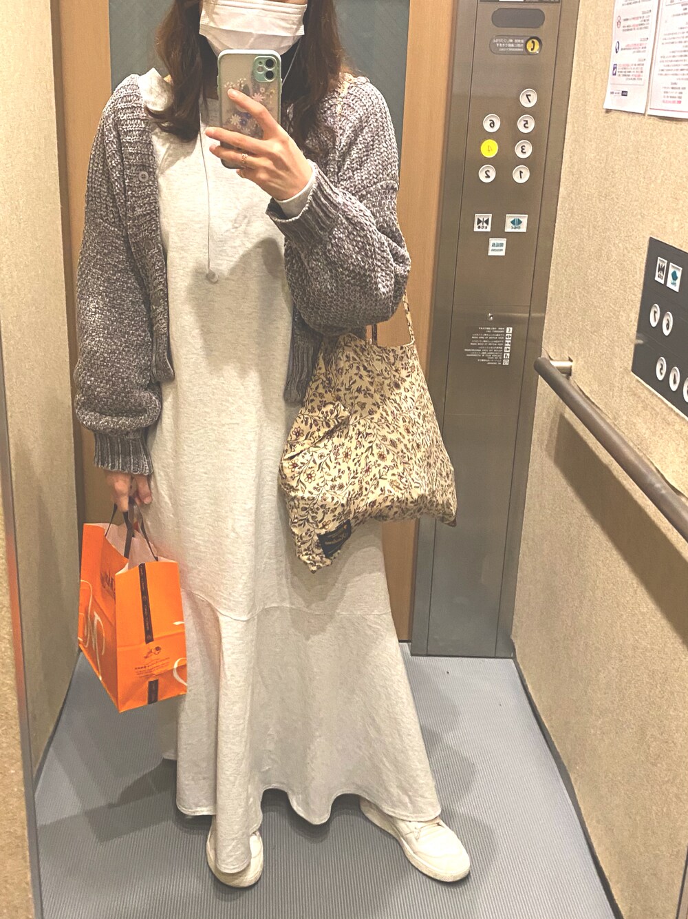 「ワンピース、カーディガン、スニーカー、PUMA、3色コーデ」｜「Kastaneのカットティアードマキシワンピース（ワンピース、グレー系）」を使った、m.さん（レディース・161cm）の秋コーディネートの1枚目の写真