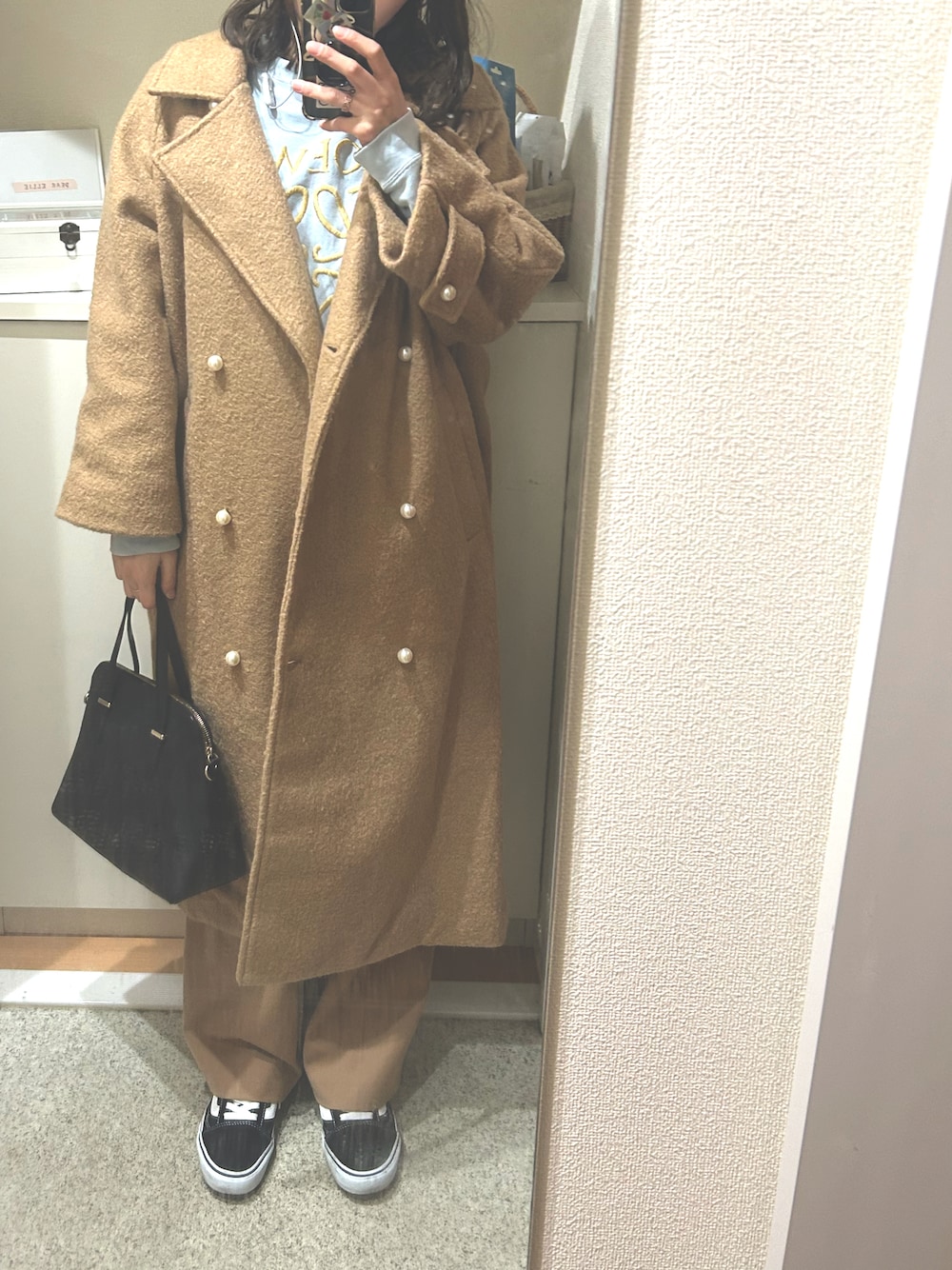 「古着MIX、LOEWE、タックワイドパンツ、スニーカー、スウェット、パールボタン、3色コーデ」｜「katrin tokyoのアイテム（ジャケット/アウター、ベージュ系）」を使った、m.さん（レディース・161cm）の夏コーディネートの1枚目の写真