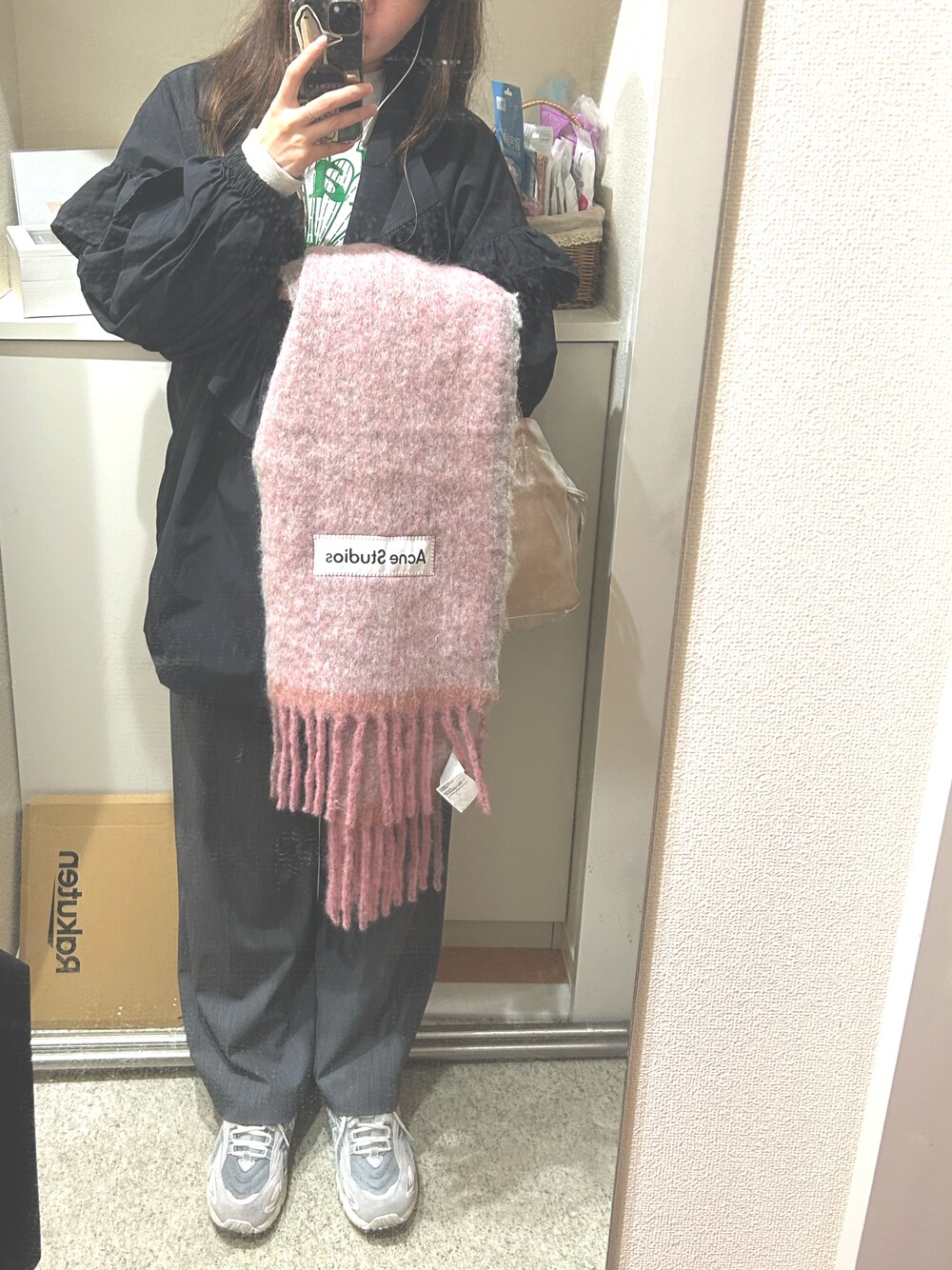 「AcneStudios、マフラー、スラックス、タックワイドパンツ、Mardi Mercredi、ニューバランス、スニーカー、スウェット、3色コーデ」｜「Acne Studiosのアイテム（マフラー、ピンク系）」を使った、m.さん（レディース・161cm）の冬コーディネートの1枚目の写真