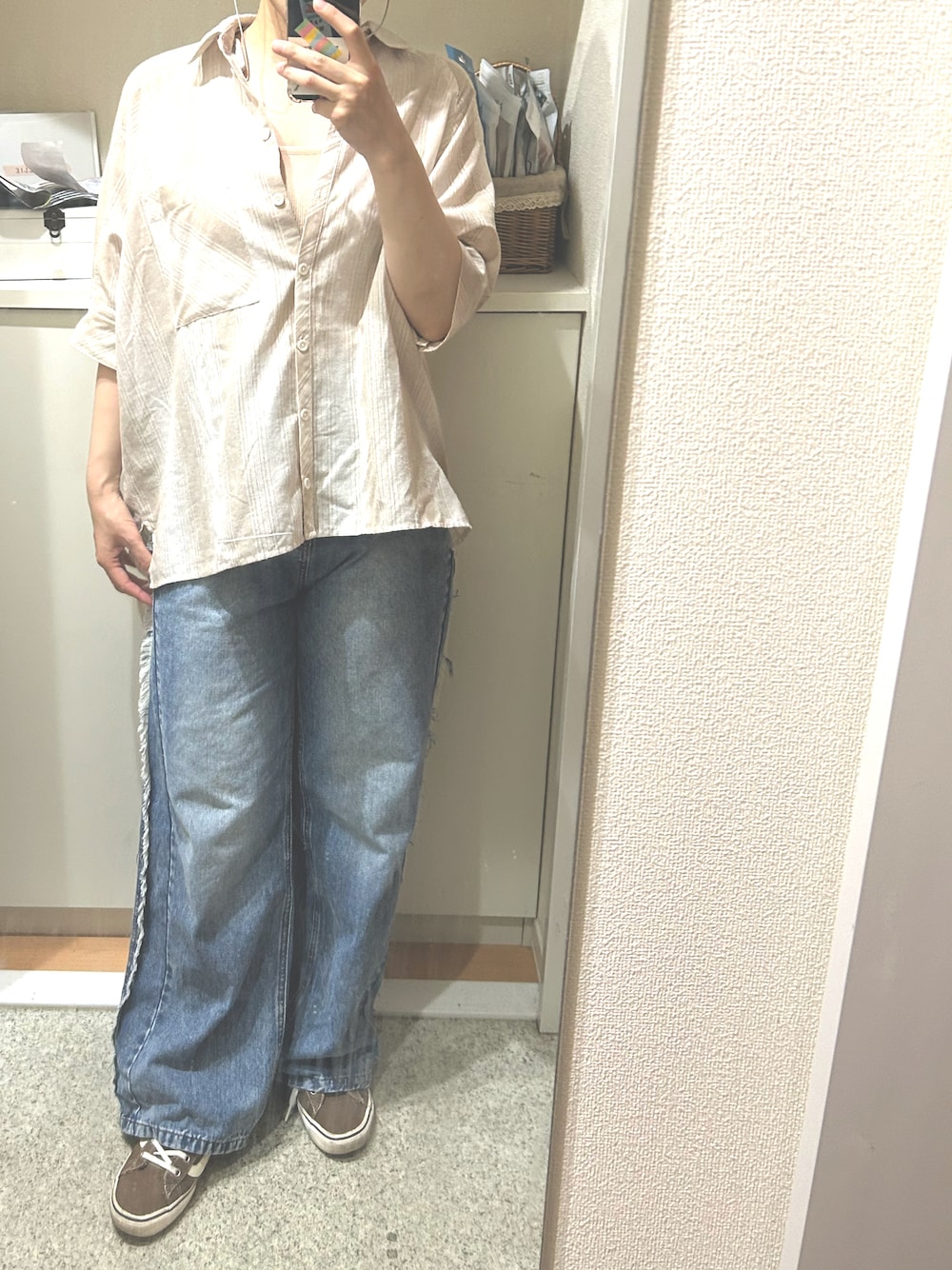 「シャツスタイル、デニム、デニムパンツ、フリンジ、スニーカー、3色コーデ」｜「Kastaneのリブスクエアニットタンク（ニット/セーター、ホワイト系）」を使った、m.さん（レディース・161cm）の夏コーディネートの1枚目の写真