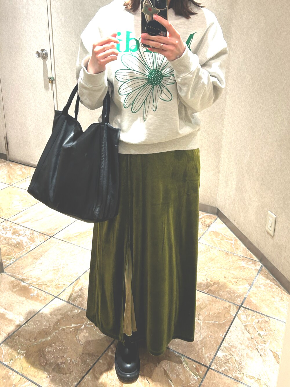 「スウェット、ベロア、ベロアスカート、ブーツ、3色コーデ」｜「Mardi MercrediのSWEATSHIRT FLOWERMARDI（スウェット、グレー系）」を使った、m.さん（レディース・161cm）の夏コーディネートの1枚目の写真
