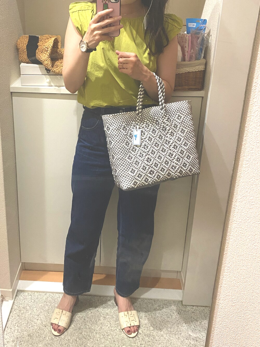 「3色コーデ、デニム、ハイウエストストレートジーンズ、GU、メルカドバッグ」｜「TORY BURCHのアイテム（サンダル、ホワイト系）」を使った、m.さん（レディース・161cm）の夏コーディネートの1枚目の写真