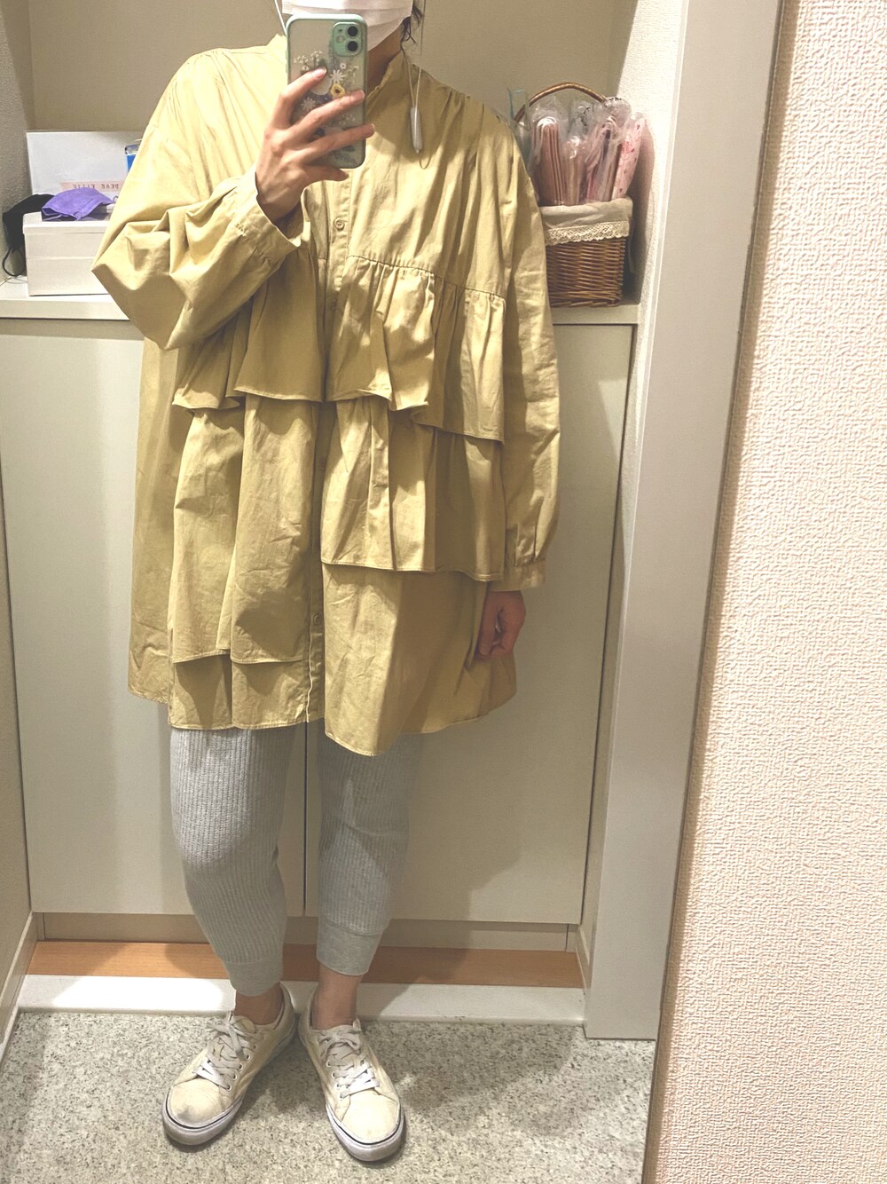 「ワンピース、VANS、リブパンツ、3色コーデ」｜「Kastaneのフリルシャツワンピース（シャツワンピース、ベージュ系）」を使った、m.さん（レディース・161cm）の秋コーディネートの1枚目の写真