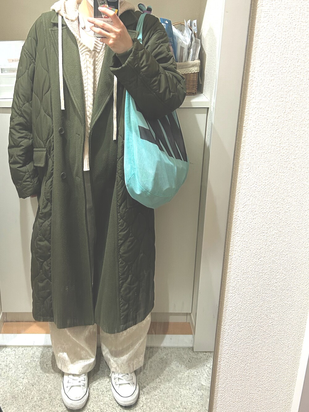 「ケーブルニット、ホワイト、サテンパンツ、ジャガード、コンバース、スニーカー、3色コーデ」｜「NIKEの【Nike】Graphic Reversible Training Tote#'（トートバッグ、グリーン系）」を使った、m.さん（レディース・161cm）の夏コーディネートの1枚目の写真