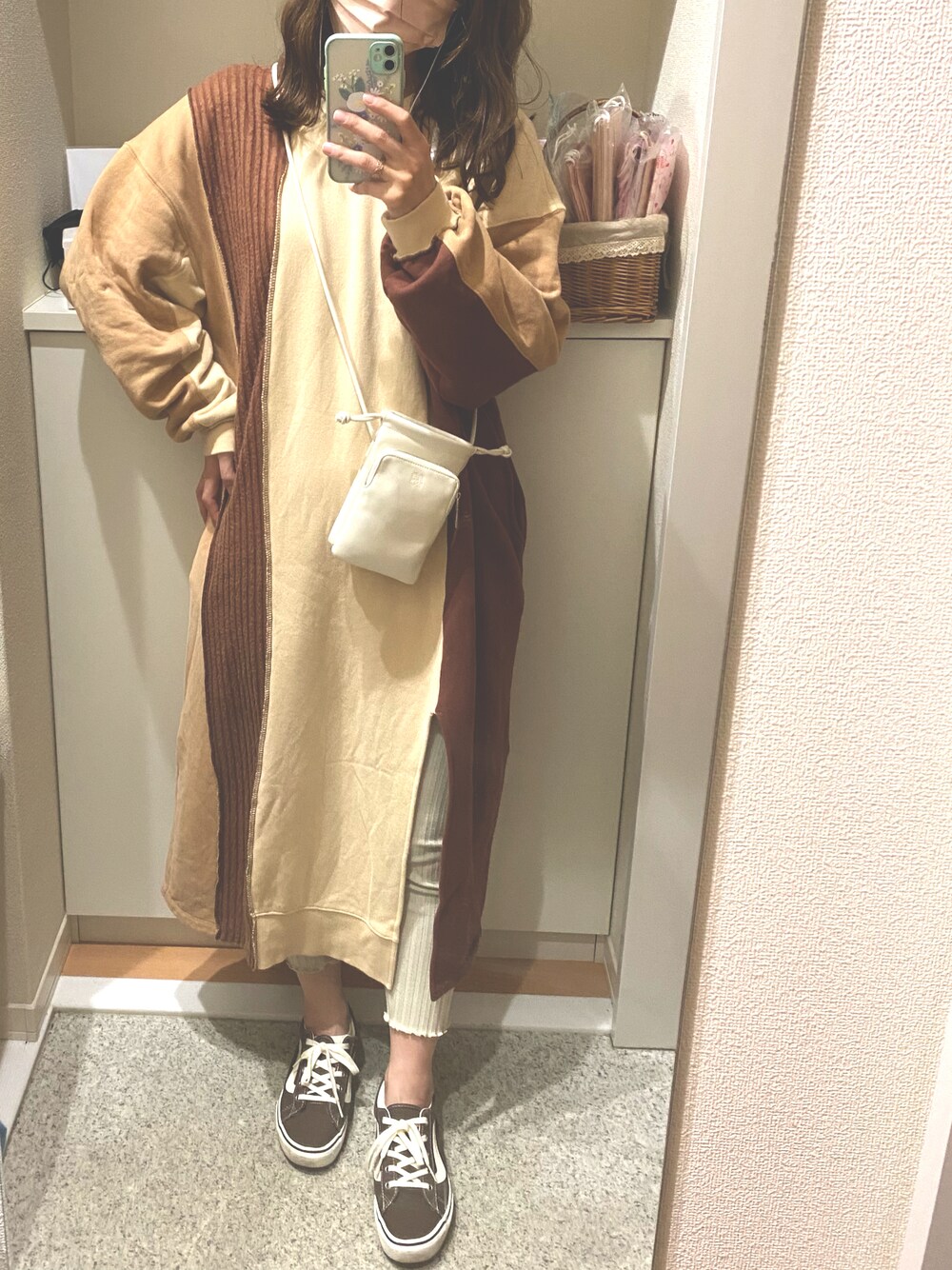 「ワンピース、VANS、3色コーデ」｜「KastaneのBBコラボ モバイルポーチ（ショルダーバッグ、ホワイト系）」を使った、m.さん（レディース・161cm）の秋コーディネートの1枚目の写真