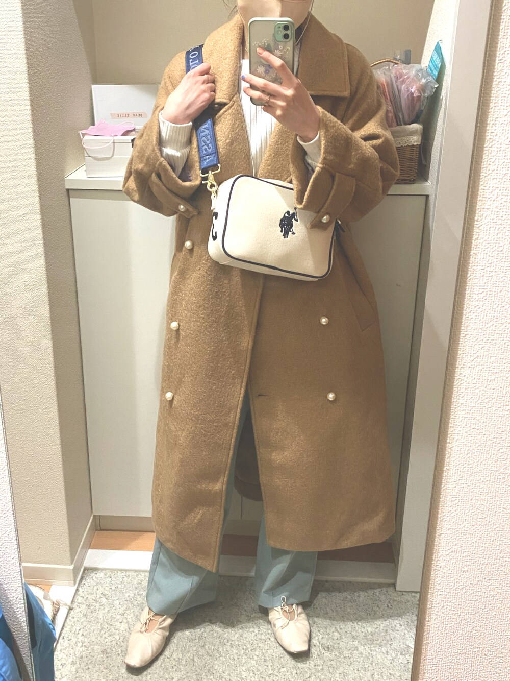 「katrin_tokyo、カラーパンツ、3色コーデ」｜「U.S. POLO ASSN.の【U.S. POLO ASSN.】 ユーエスポロアッスン クロスボディ ショルダーバッグM　US2555(3)（ショルダーバッグ、ホワイト系）」を使った、m.さん（レディース・161cm）の春コーディネートの1枚目の写真