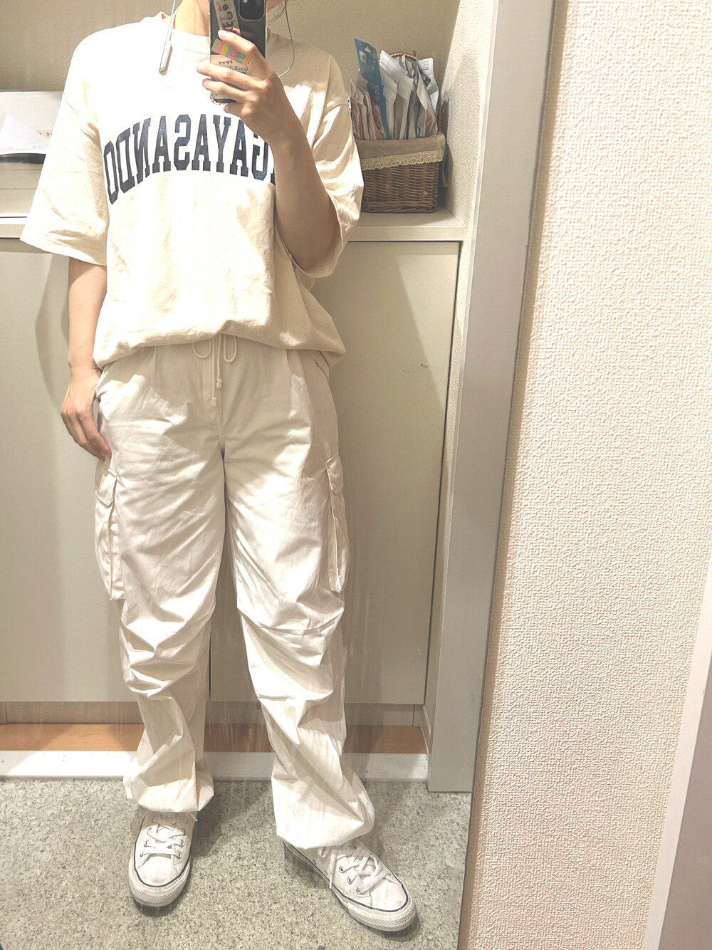 「ワントーンコーデ、ロゴT、カーゴパンツ、スニーカー、3色コーデ」｜「GUのアイテム（カーゴパンツ、ホワイト系）」を使った、m.さん（レディース・161cm）の夏コーディネートの1枚目の写真