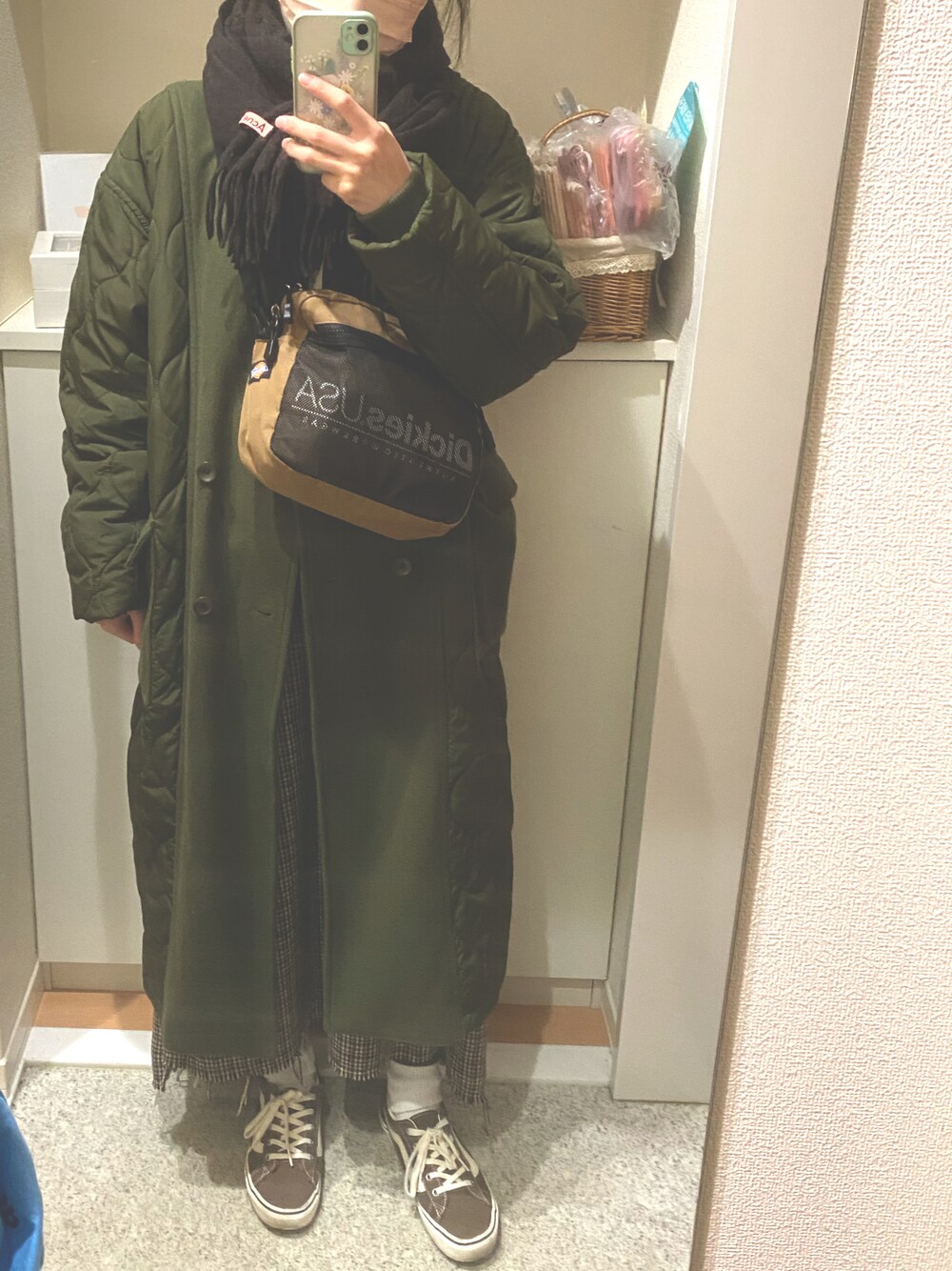 「3色コーデ、スウェット、チェック、チェックスカート、ロングスカート、スニーカー、VANS」｜「DickiesのDickies<ディッキーズ>miniショルダーＢＡＧ（ショルダーバッグ、ベージュ系）」を使った、m.さん（レディース・161cm）の冬コーディネートの1枚目の写真