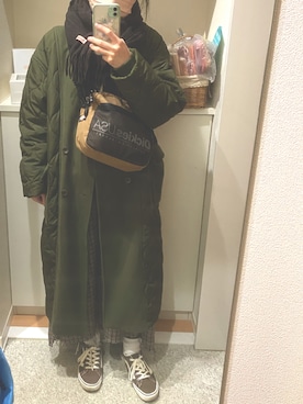 「3色コーデ」｜「アイテム（チェスターコート）」を使った、m.さん（レディース・161cm）の冬コーディネート