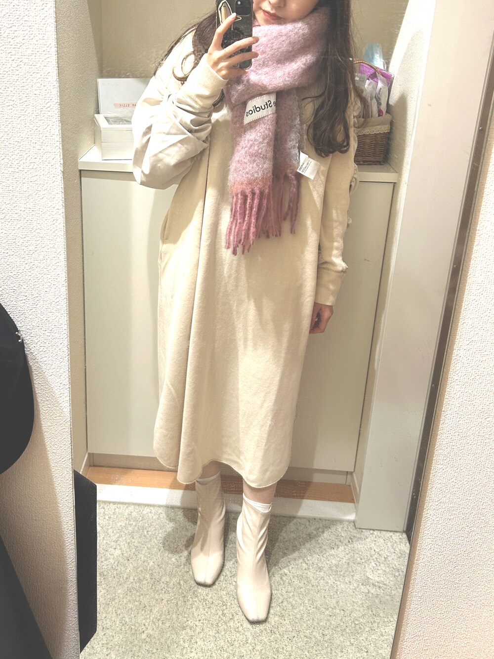 「ワンピース、ワントーンコーデ、ブーツ、マフラー、AcneStudios、3色コーデ、淡色コーデ」｜「Acne Studiosのアイテム（マフラー、ピンク系）」を使った、m.さん（レディース・161cm）の冬コーディネートの1枚目の写真